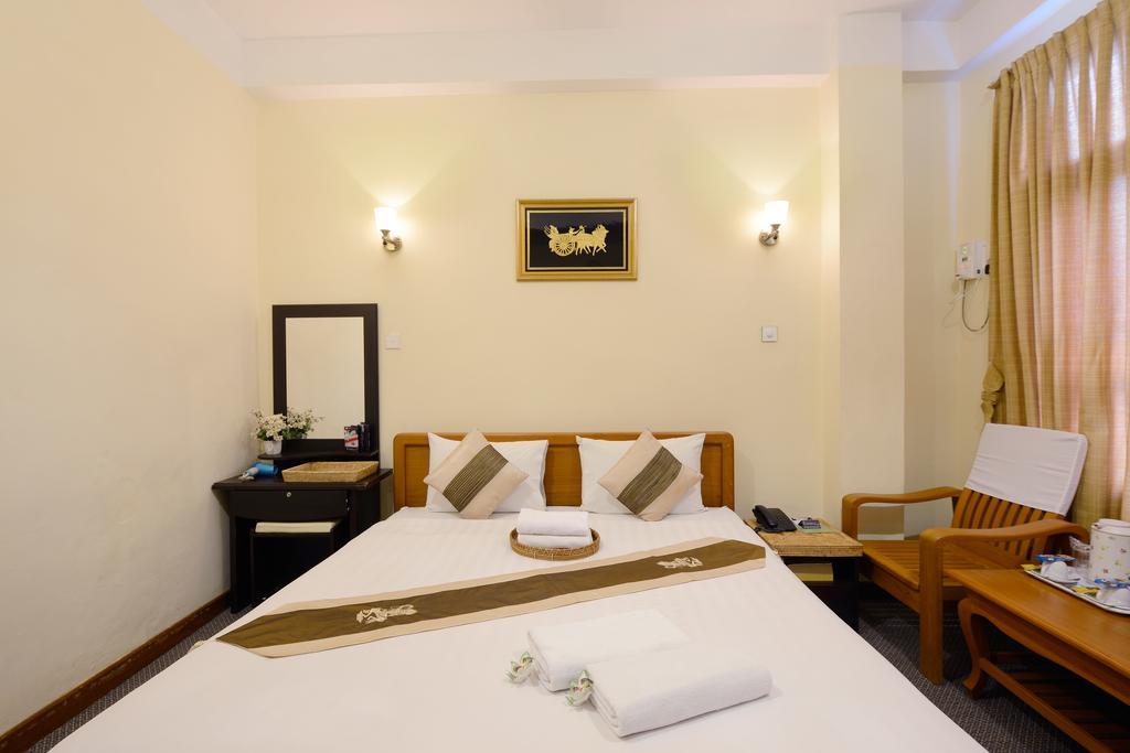 Cinderella Hotel Moulmein Camera foto